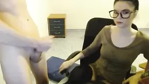 Очкастая сука сосет пенис Julianandsarah95