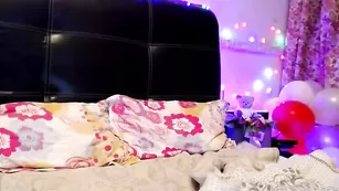 Жопастая самка трахает очко страпоном Lena___