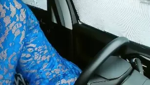 Блонда трахает киску в машине MissOfKiss