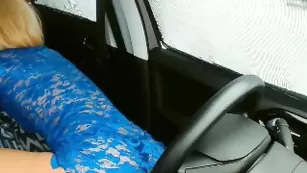 Блонда трахает киску в машине MissOfKiss