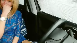 Блонда трахает киску в машине MissOfKiss