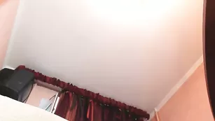 Горячая сучка GinaFlek позирует голая