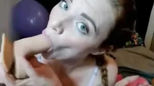 Рыжая сучка отсасывает резиновый хер