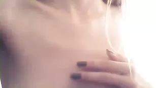 Молодая шкура honey_nicole трахает бритые дырочки