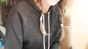 Развратная laila_lorenn страстно трахает пизду