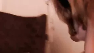 Горячая SexySabotage трахает киску самотыком