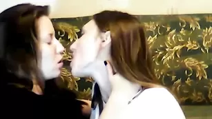 Темноволосые лесби Nika2018 шалят во фри