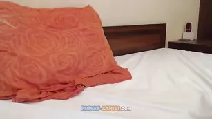 Грудастая сучка Astarta69 мастурбирует пизду