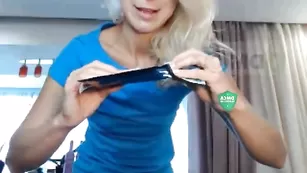 Роскошная блонда elfiiyka мастурбирует киску