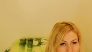 Пышная стерва duchess1 мастурбирует пизденку