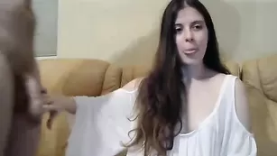 Пошлая брюнетка отсасывает хер hellosweetie22