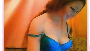 Грудастая куколка HelenaXX обнажается перед камерой