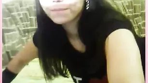 Кокетливая брюнетка ELENAXXX мастурбирует пизду