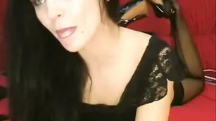 Шикарная брюнетка LexusGS эротично трахает анал