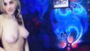 Симпатичная Lollie демонстрирует большие сиськи