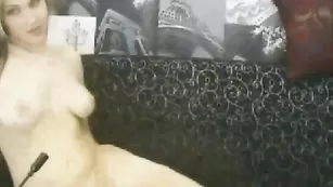 Сисястая путана Lollie позирует обнаженная