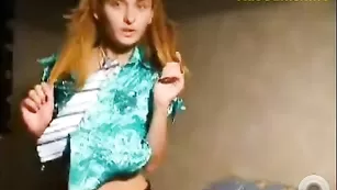 Озорная сучка Anastasija показывает бритые дырочки