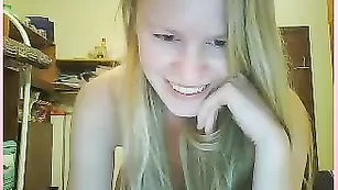 Роскошная блондиночка дразнит аппетитной попой