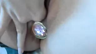 Рыжая телочка xyjiurahka трахает попку