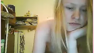 Симпатичная малышка дразнит шикарными формами