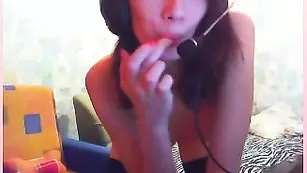 Горячая девочка снимает трусики во фри