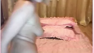 Развратная шлендра трахает себя рукой