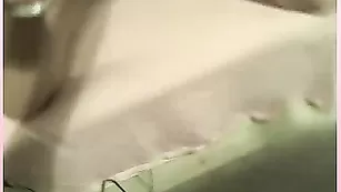 Смазливая потаскушка ласкает сочную письку