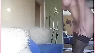 Заводная куколка обнажает огромные сиськи