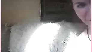 Заводная куколка обнажает огромные сиськи