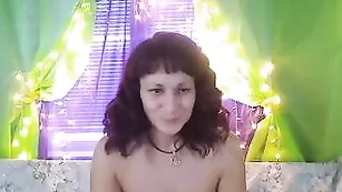 Зрелая дамочка PRIVATNAYA мастурбирует бритую писечку