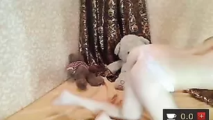 Худенькая пассия BoomGirl позирует в чулочках