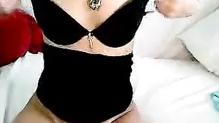 Эффектная модель KAILY трахает анал