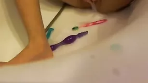 Озабоченная MelenaSuka_2911115 дрочит пизду в ванне
