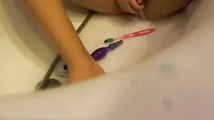 Озабоченная MelenaSuka_2911115 дрочит пизду в ванне