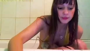 Знойная SexySu4ka обливается в ванной