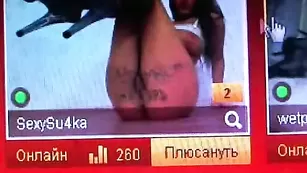 Шикарная сука SexySu4ka показывает бритые дырочки