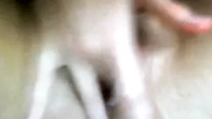 Доступная SexySu4ka трахает пизду со сквиртом