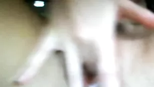 Доступная SexySu4ka трахает пизду со сквиртом