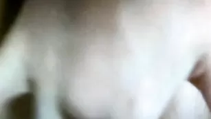 Доступная SexySu4ka трахает пизду со сквиртом