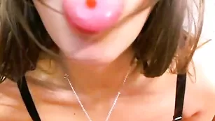 Симпатичная SexySu4ka ест красную икорку