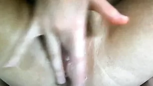 Озорная сука SexySu4ka ебет пизду пальцами