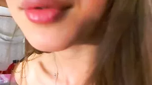 Резвая крошка SexySu4ka ласкает письку пальчиками