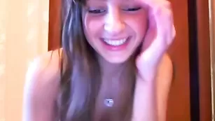 Озабоченная сука milena трахает пизду в машине