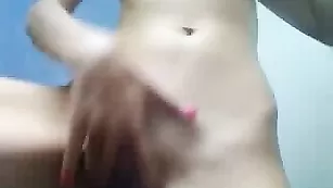 Сисястая девочка nicole_sx_640_f1 трахает пизду в привате