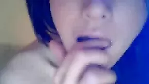 Худенькая телочка Lilly_13 ласкает бритую киску