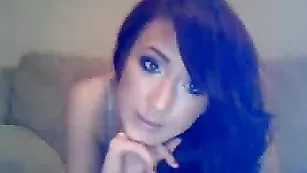 Худенькая телочка Lilly_13 ласкает бритую киску