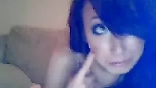 Худенькая телочка Lilly_13 ласкает бритую киску