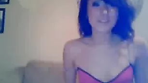 Худенькая телочка Lilly_13 ласкает бритую киску