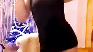 Распутная леди LARRA трахает пизду фаллосом