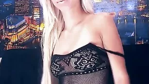 Привлекательная блонда Seleena флиртует во фри